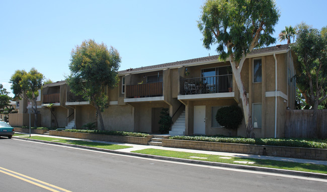 16861 Green Ln in Huntington Beach, CA - Foto de edificio - Building Photo