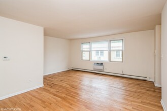 2001 W Touhy Ave in Chicago, IL - Building Photo - Building Photo