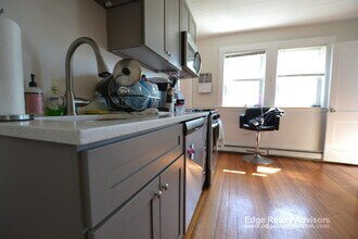 110 Kenrick St, Unit 1 in Boston, MA - Foto de edificio - Building Photo