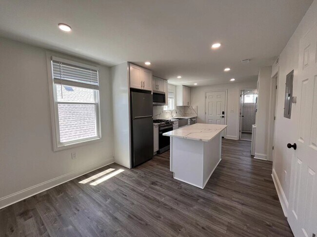 336 Lowell St, Unit 2 in Somerville, MA - Foto de edificio - Building Photo