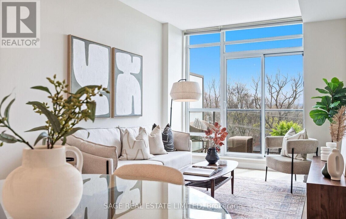 8-528 Fieldway Rd in Toronto, ON - Building Photo