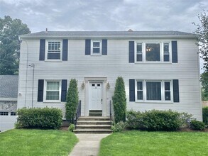 22 Laurel Ln in Lincoln, RI - Foto de edificio - Building Photo