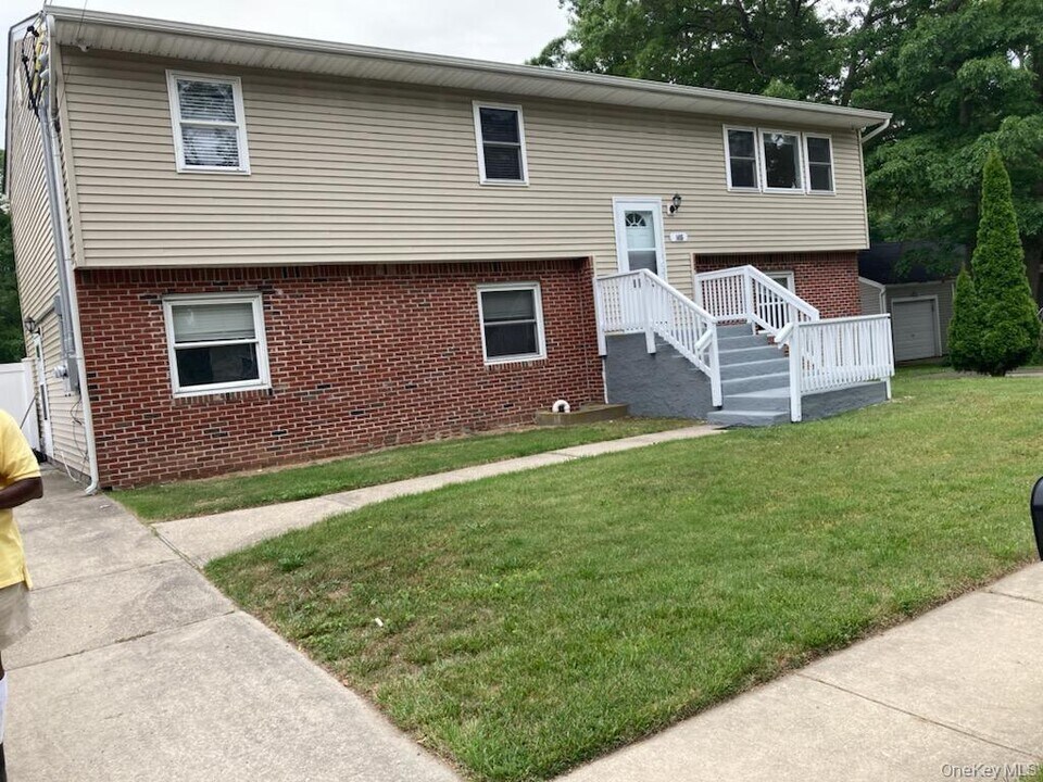 1455 E Forks Rd in Bay Shore, NY - Building Photo