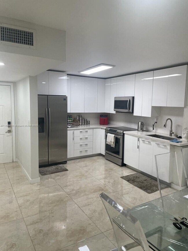1400 NE 191st St-Unit -324 in Miami, FL - Foto de edificio - Building Photo