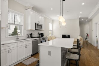 153 Foster St, Unit 1 in Boston, MA - Foto de edificio - Building Photo