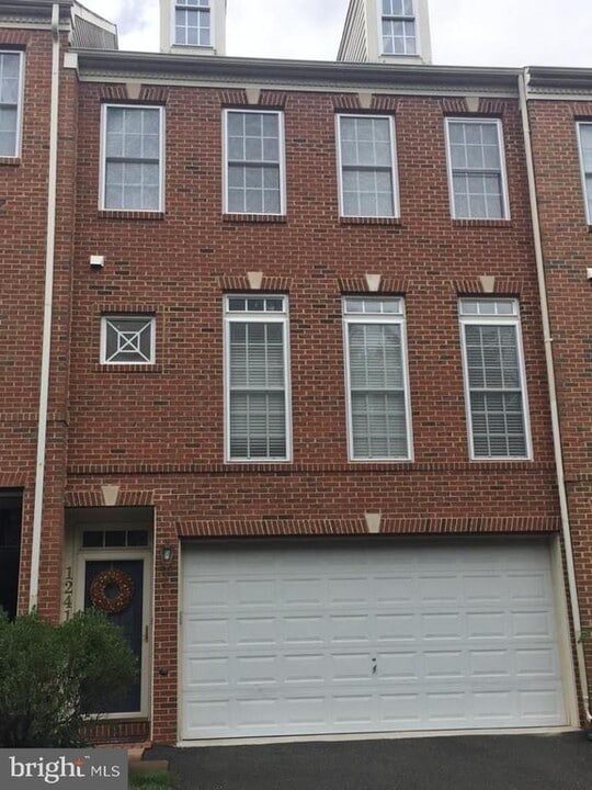12416 Falconbridge Dr in North Potomac, MD - Building Photo