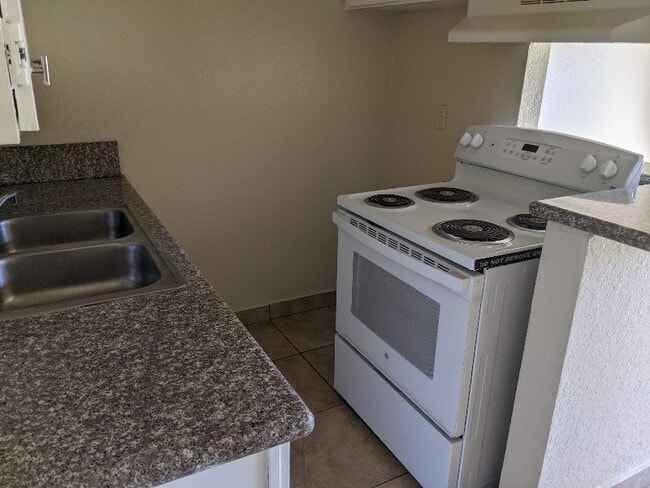 144 W 42nd St in San Bernardino, CA - Foto de edificio - Building Photo