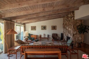 2701 Lake Hollywood Dr in Los Angeles, CA - Building Photo