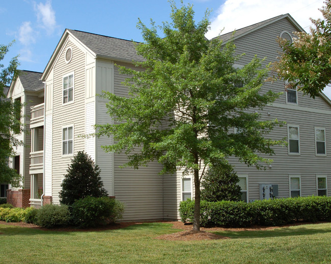 Dobbins Hill Apartment Homes in Chapel Hill, NC - Foto de edificio - Building Photo