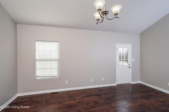6712 Leverett Ln in Louisville, KY - Building Photo - Building Photo