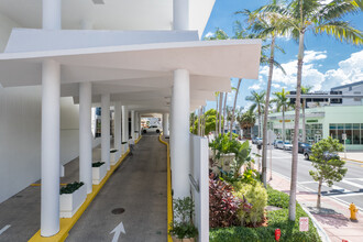 Carillon South in Miami Beach, FL - Foto de edificio - Building Photo