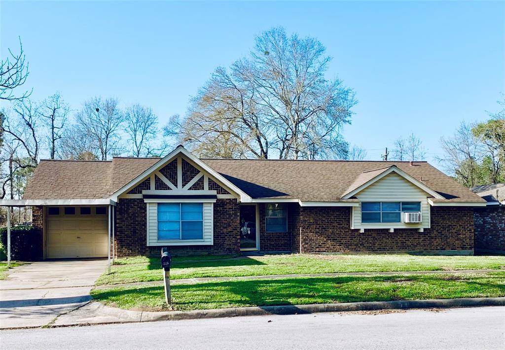 225 Crest Hill Dr in Conroe, TX - Building Photo