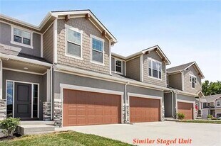 7365 Grand Slam St in Parkville, MO - Building Photo