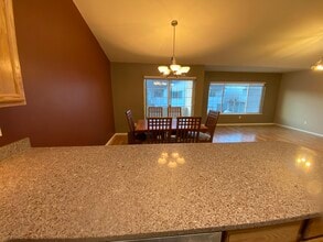 5568 Sapphire Loop in Anchorage, AK - Foto de edificio - Building Photo