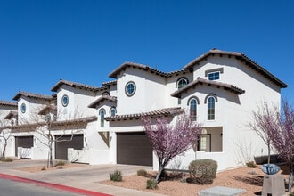 Bella Estancias in El Paso, TX - Foto de edificio - Building Photo