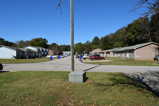 Creeks Edge Townhomes in Fayetteville, NC - Building Photo - Building Photo