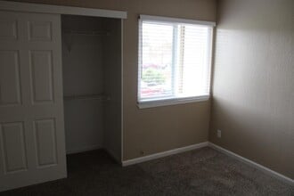 700 Northfield Dr in Sacramento, CA - Building Photo - Building Photo