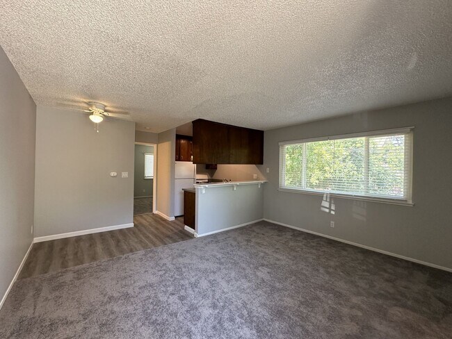 330 W Acacia Street in Stockton, CA - Building Photo - Interior Photo