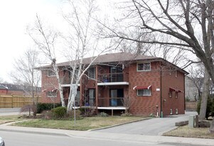 77 Nelson St in Oakville, ON - Building Photo