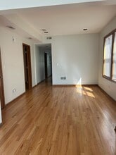 2423 N Lotus Ave, Unit 2 in Chicago, IL - Foto de edificio - Building Photo