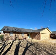 1135 W Johnathan Way in Mustang, OK - Building Photo - Building Photo