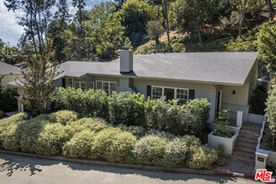 5657 Valley Oak Dr in Los Angeles, CA - Building Photo