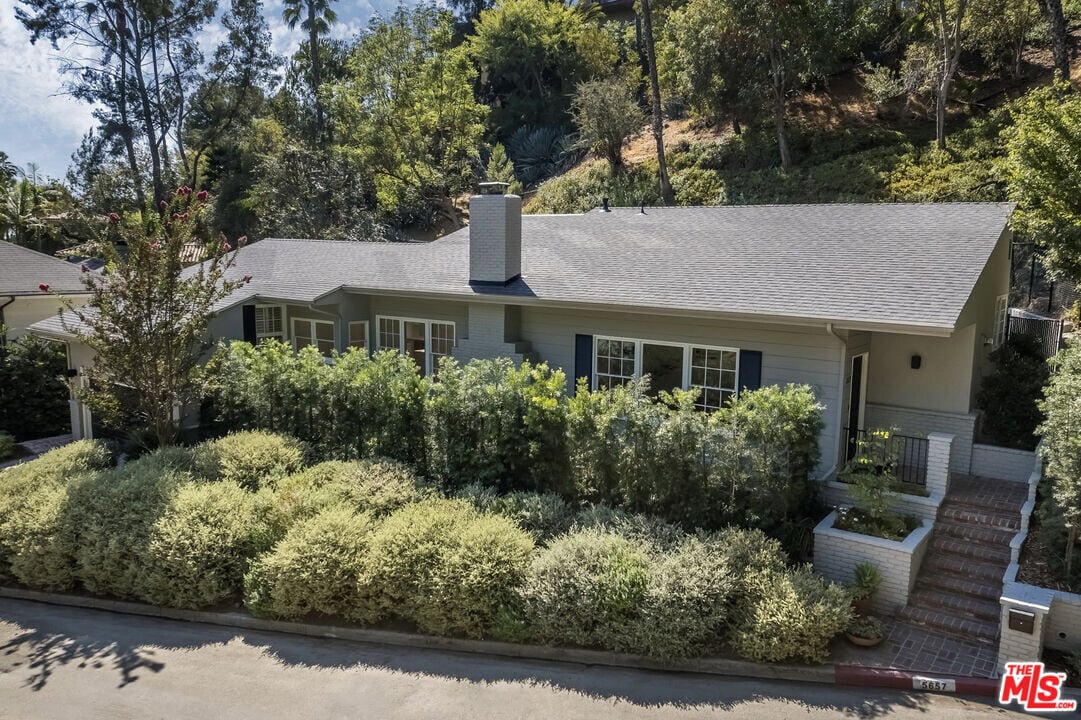 5657 Valley Oak Dr in Los Angeles, CA - Building Photo