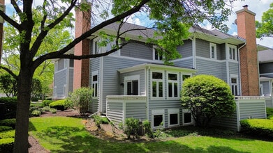 5 Mashie Ct in Woodridge, IL - Building Photo - Building Photo