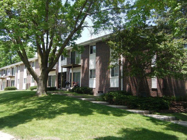 Valley Forge Apartments in Pewaukee, WI - Building Photo - Building Photo