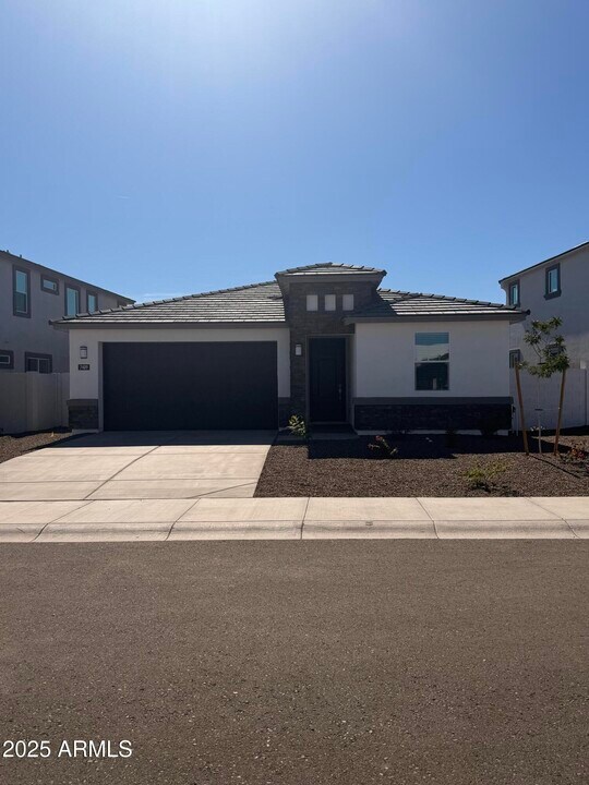 7409 W Buckhorn Trail in Peoria, AZ - Building Photo