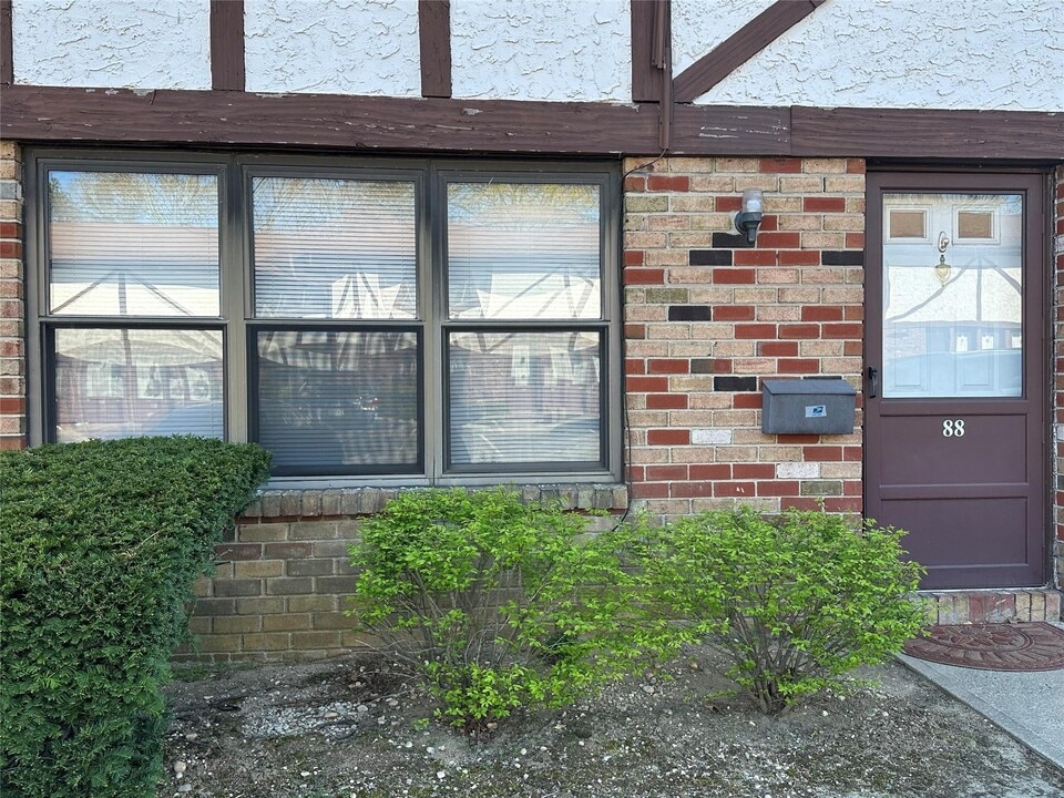 88 Bailey Ct in Middle Island, NY - Building Photo