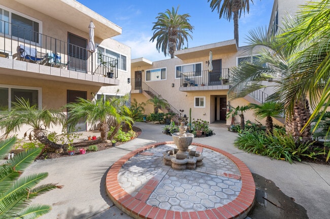 Sea Walk Apartments in Oceanside, CA - Building Photo - Building Photo