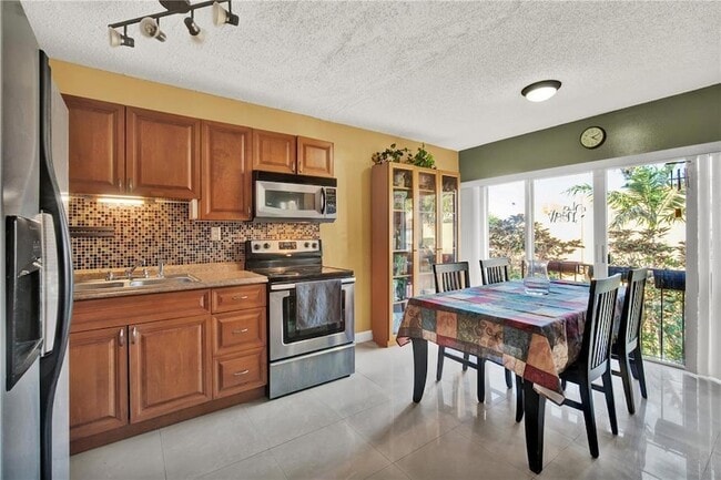 9311 SW 4th St, Unit 220B in Miami, FL - Foto de edificio - Building Photo