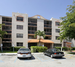 Vista Del Lago IV in Miami, FL - Building Photo - Building Photo