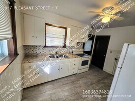 5-7 Pleasant St in Pembroke, NH - Building Photo