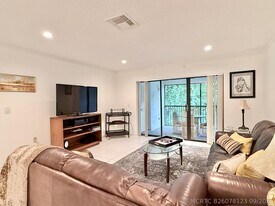 31 Stratford Ln W in Boynton Beach, FL - Building Photo