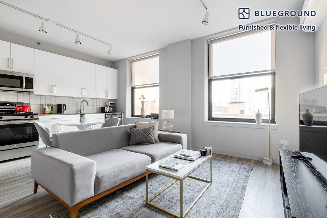 330 S Wells St in Chicago, IL - Building Photo