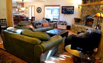 957 Tata Ln in South Lake Tahoe, CA - Building Photo - Building Photo