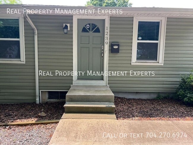 1239 Log Cabin Rd in Charlotte, NC - Building Photo - Building Photo
