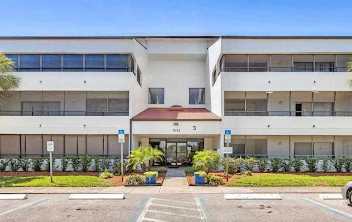 2583 Countryside Blvd, Unit 3310 in Clearwater, FL - Foto de edificio