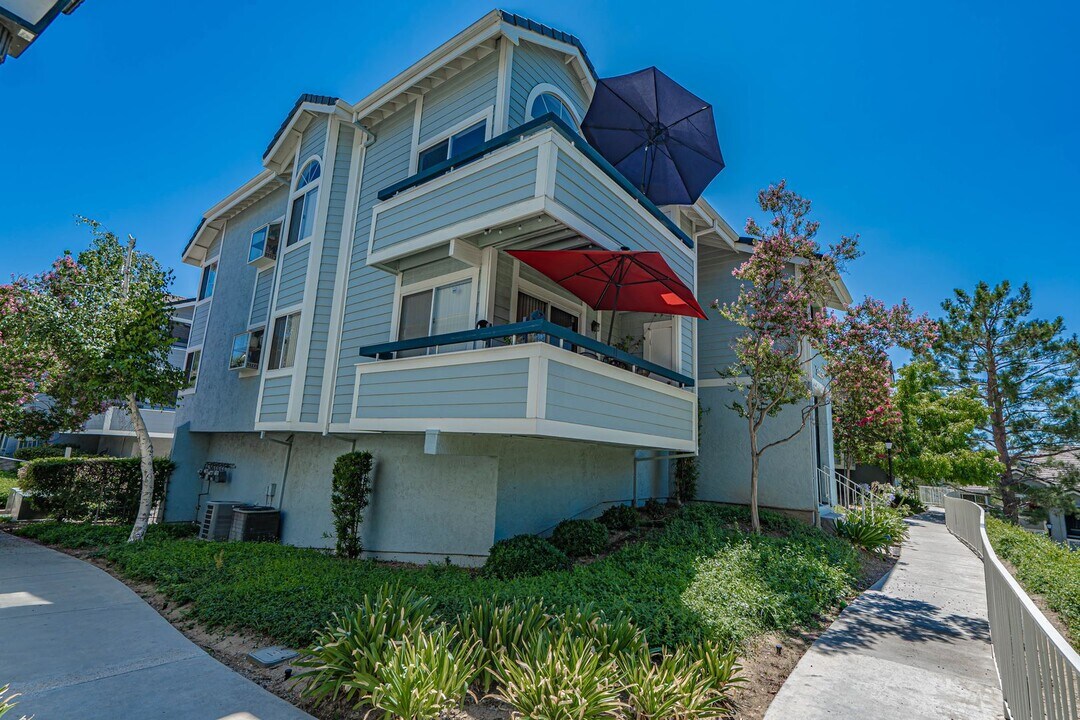 20331 Rue Crevier Rue in Canyon Country, CA - Foto de edificio