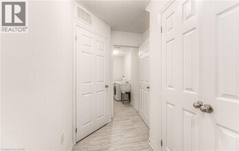 15 Dewberry Dr in Kitchener, ON - Building Photo - Building Photo
