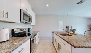 7104 Fern Garden Ct in Sun City Center, FL - Building Photo - Building Photo