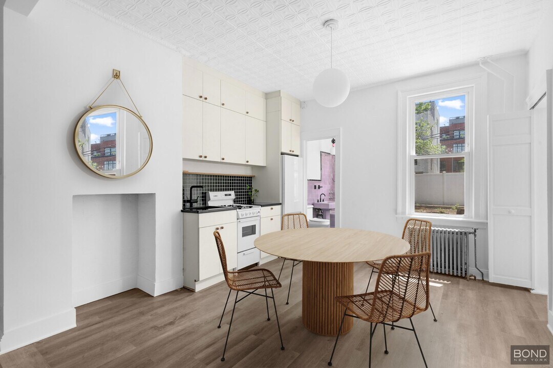 210 Frost St in Brooklyn, NY - Building Photo
