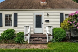 27 1/2 Doro Pl in East Providence, RI - Building Photo - Building Photo