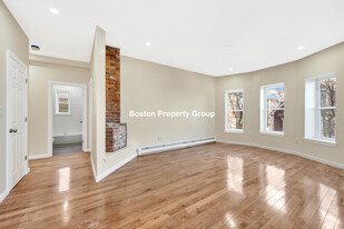 29 Lambert St, Unit 4 in Boston, MA - Foto de edificio - Building Photo