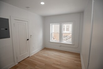 1388 W 83rd St, Unit 211 in Cleveland, OH - Building Photo - Building Photo