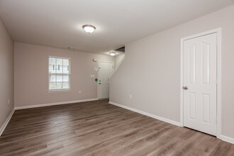 1761 Eastway Dr in Dallas, NC - Building Photo - Building Photo