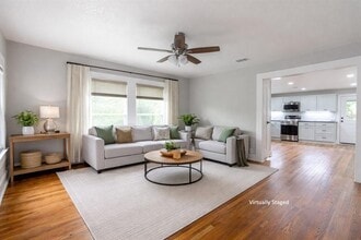 329 Flores St in Lockhart, TX - Building Photo - Building Photo