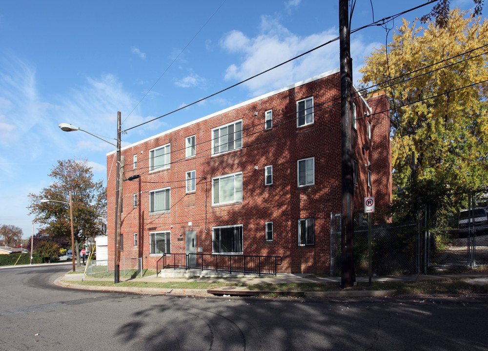 4400 Hunt Pl NE in Washington, DC - Building Photo